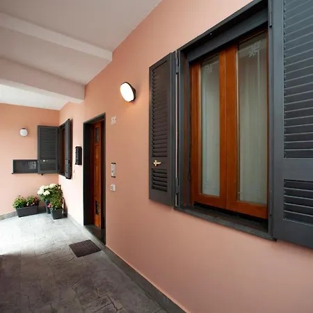 L'arco Tra I Sentieri *